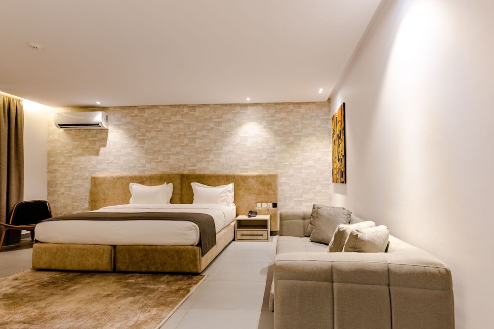 Luxury Suite - Photo 15