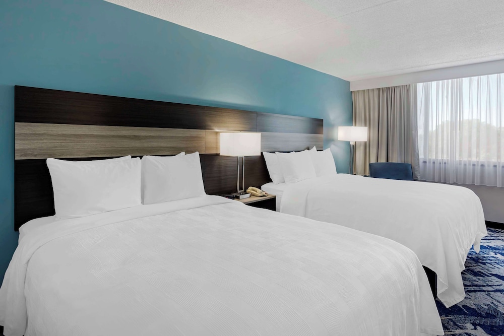 Standard Room, 2 Queen Beds, Non Smoking, Refrigerator & Microwave - Photo 3
