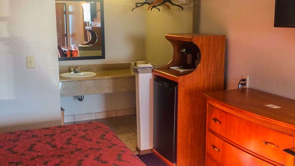 Standard Room, 1 King Bed, Non Smoking - Photo 8