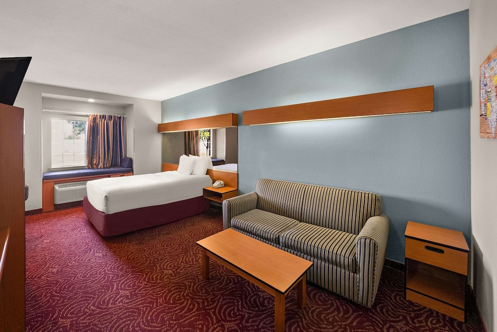 Suite, 1 Queen Bed with Sofa bed, Accessible, Non Smoking - Photo 5