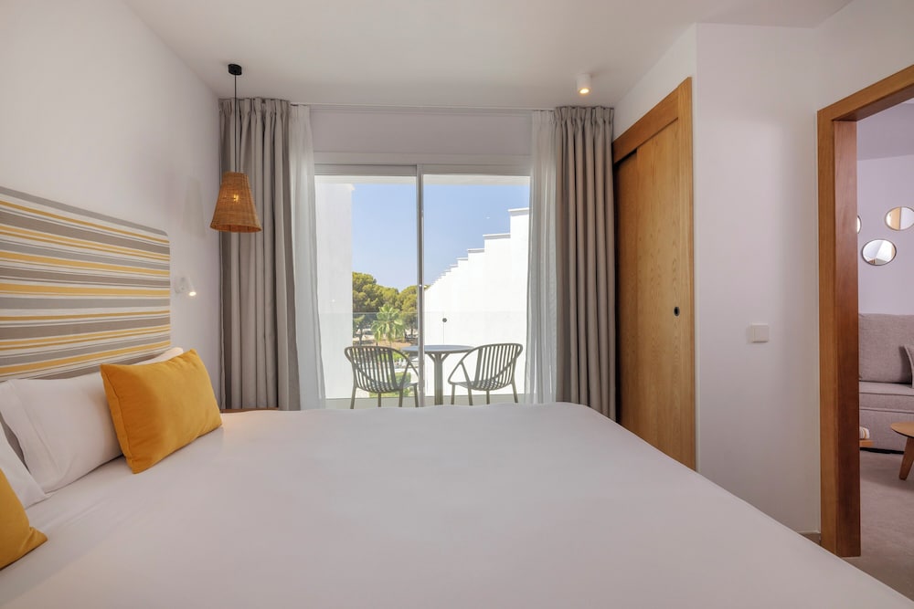 Junior Suite, Balcony thumbnail 6