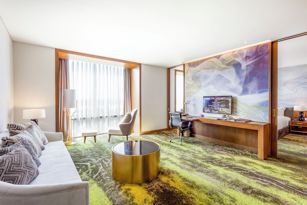 Suite, 1 King Bed, Pool View (Top Floor)