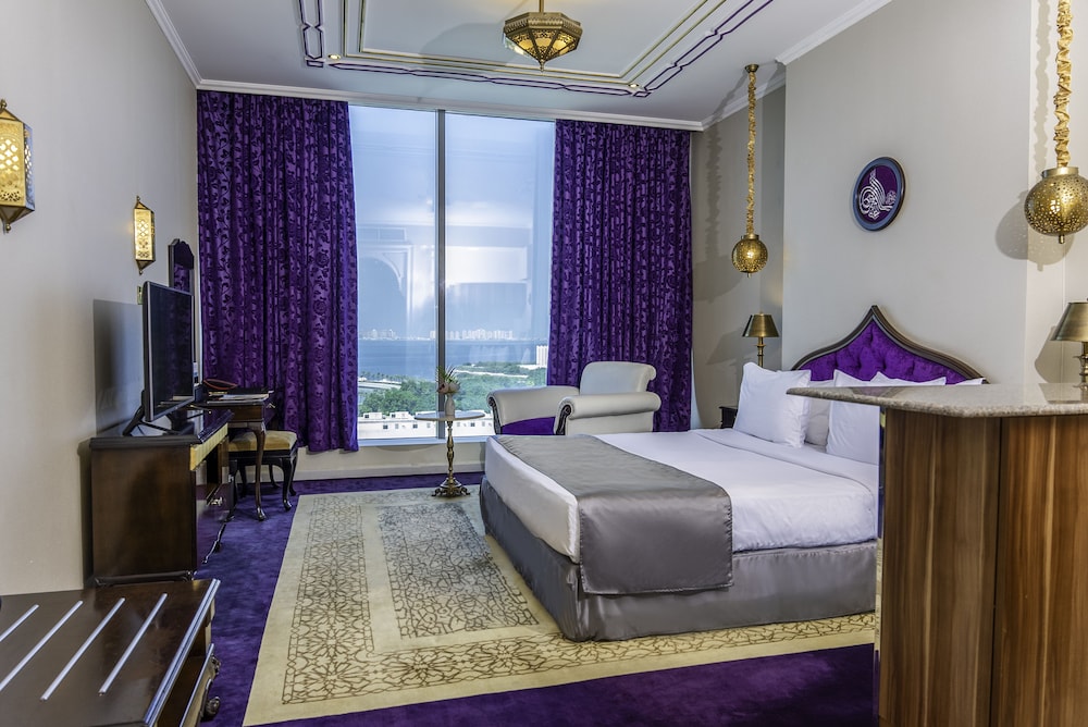 Deluxe Room, 1 King Bed (Corniche View) photo 3