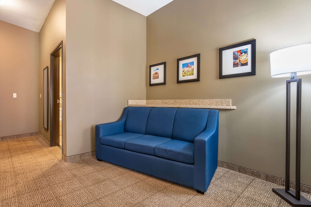 Suite, 1 King Bed with Sofa bed, Accessible, Non Smoking (Bathtub) - Photo 4