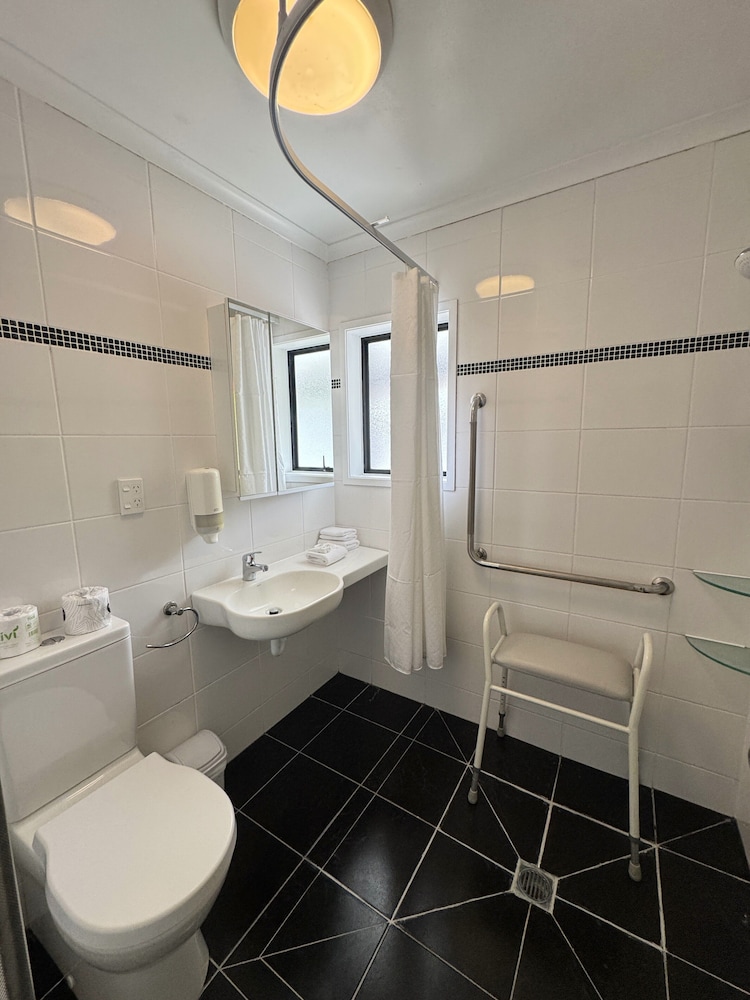 Accessible Lakeview Queen Studio photo 2