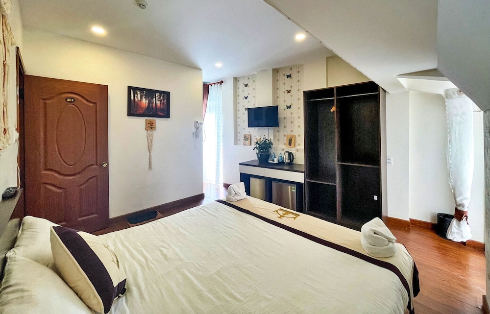 Superior Double Room, 1 Queen Bed, Balcony, City View
