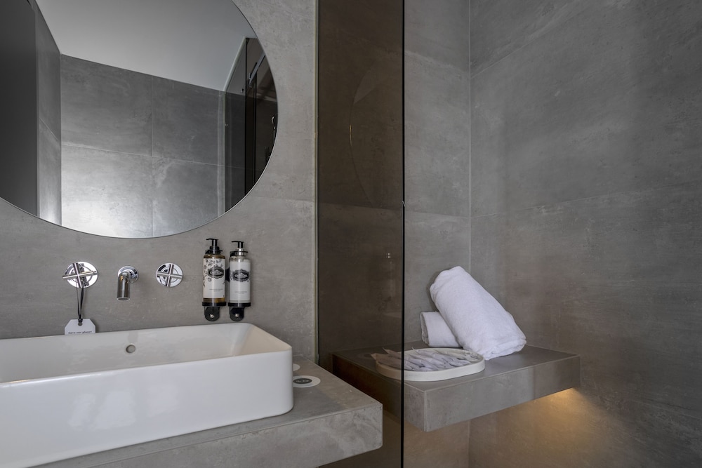 Double Room (Custom) - Photo 4