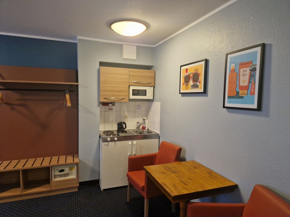 Suite, 1 Bedroom (with Kitchen Area) - Photo 1