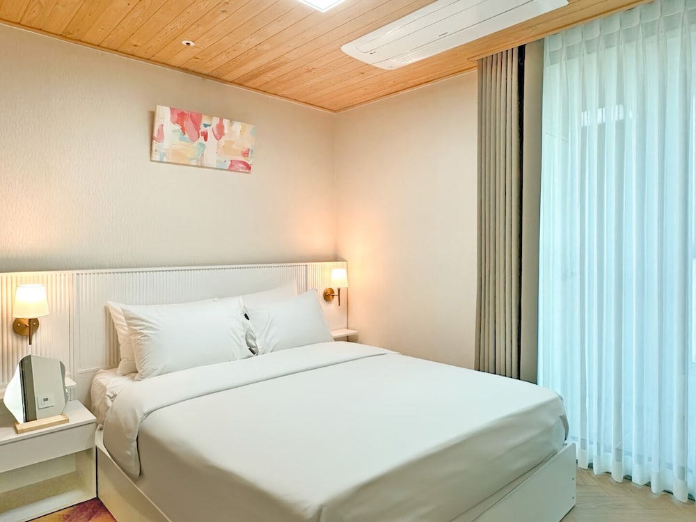 Ocean Deluxe B photo 2