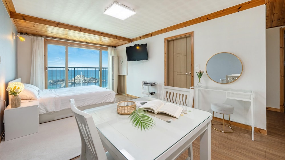 Basic Room, 1 Bedroom (304ho(jjokbiccbada,osyeonbyu)) photo 1