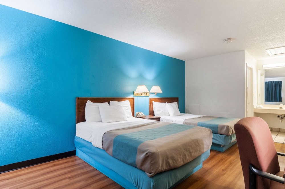 Standard Room, 2 Queen Beds, Non Smoking - Photo 1