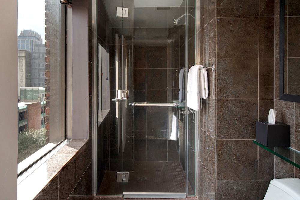 Junior Suite, 1 King Bed, Non Smoking (2 Bathrooms) - Photo 8