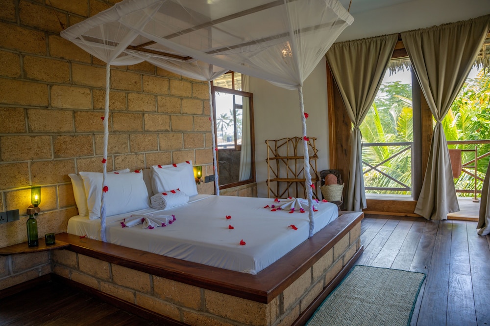 Comfort Suite, Jetted Tub, Pool View photo 3