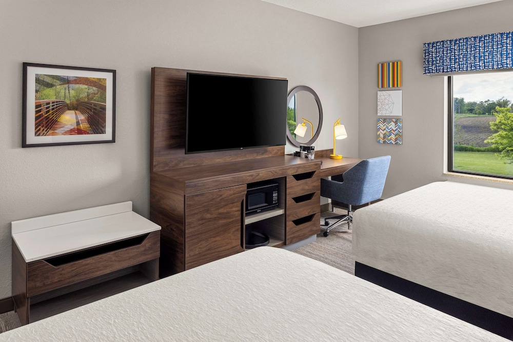 Room, 2 Queen Beds, Accessible (Roll-in Shower) photo 1