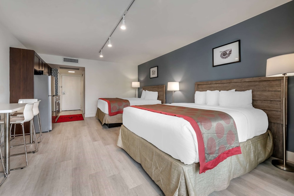 Room, 2 Queen Beds, Non Smoking - Photo 5