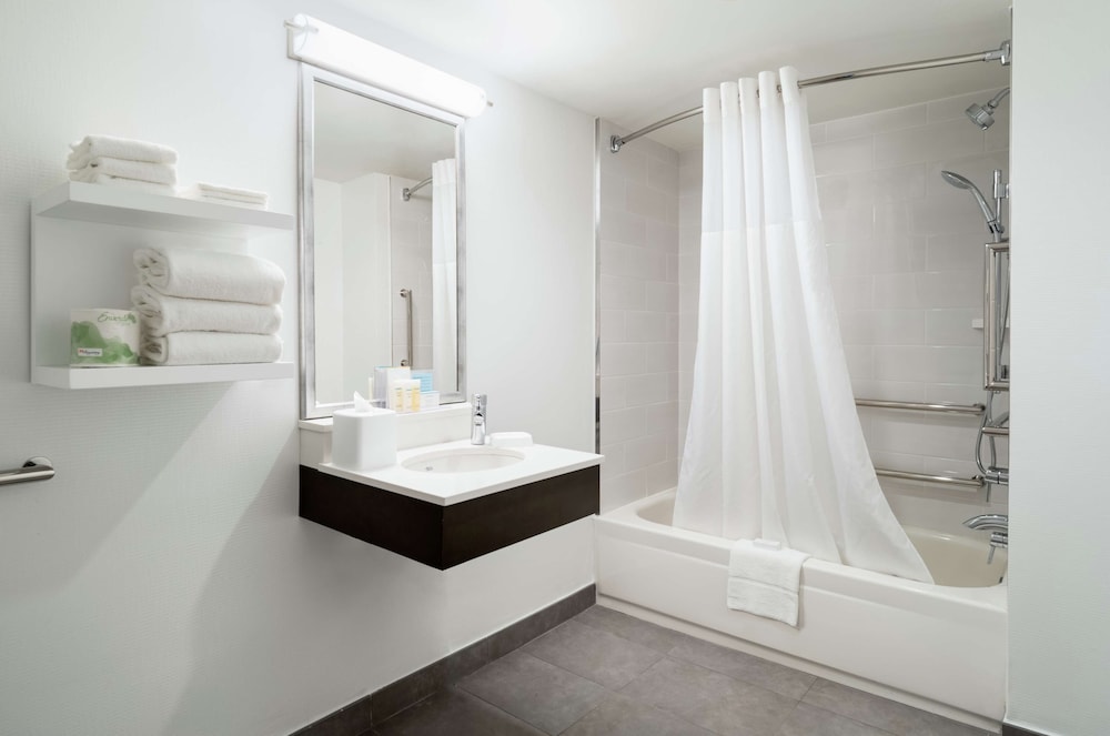 Room, 1 King Bed, Accessible, Bathtub