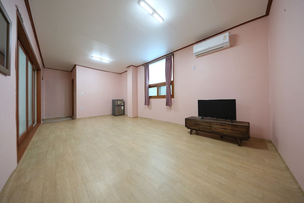Room (105) photo 1