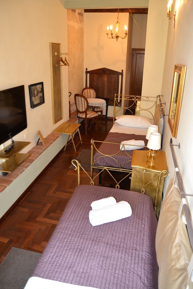 Twin Room (Gold Suite) photo 3