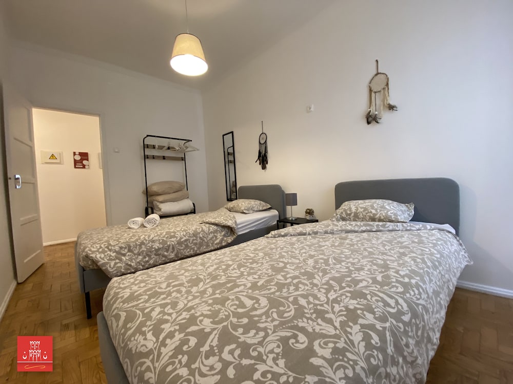 Sala Básica, 2 camas individuales con baño compartido