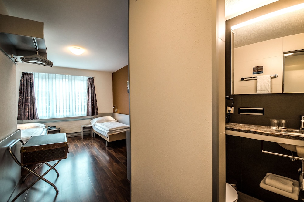 Economy Twin Room - Photo 7