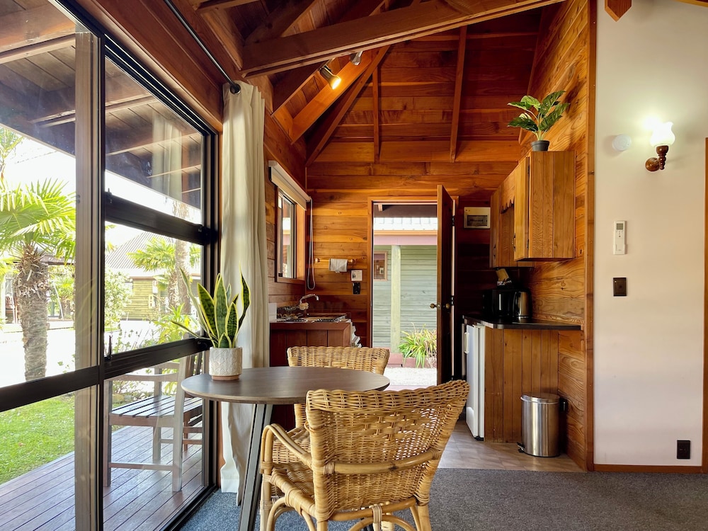 Deluxe Cabin, 1 King Bed, Garden View photo 2