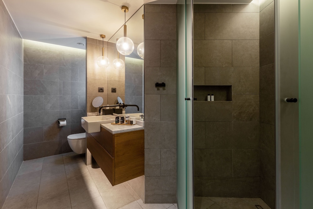 Roomy Suite with Balcony & Acropolis View photo 3