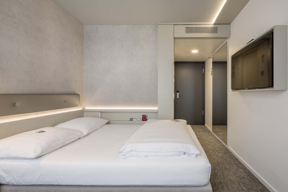 Economy Double Room, Non Smoking, Aircondition, Queen Bed