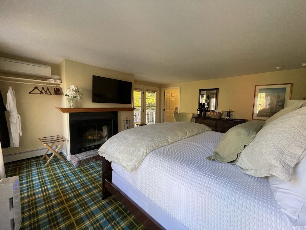 Deluxe Room, 1 King Bed photo 3