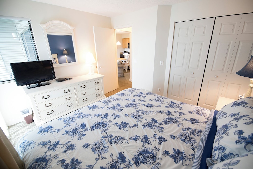 Deluxe Condo, 1 King Bed photo 1