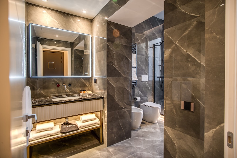 Executive Room thumbnail 6