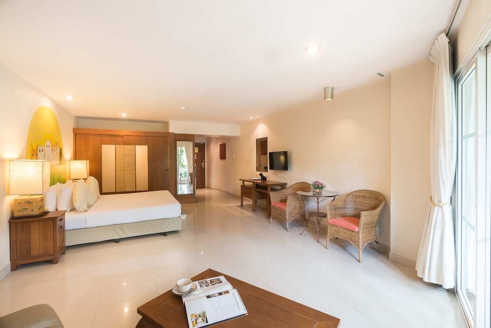 Deluxe Pool Access Room-Pet Friendly - Photo 3
