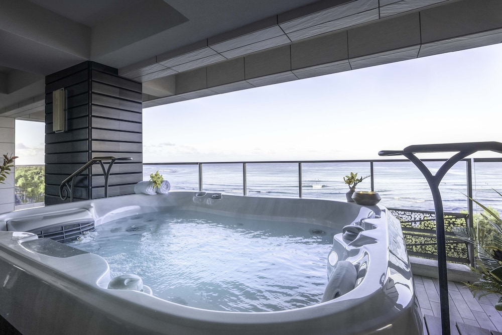 ESPACIO THE JEWEL OF WAIKIKI: Penthouse (Diamond Suite) photo