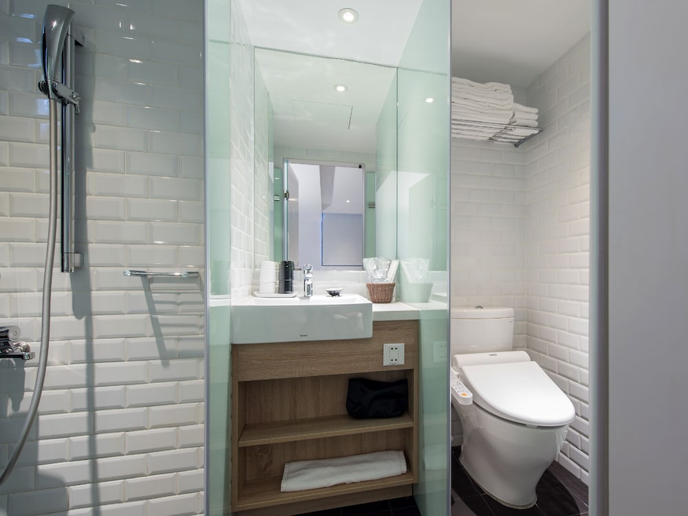 Standard Room thumbnail 5