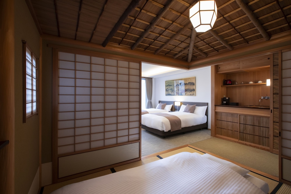Premium Twin Room - Photo 3