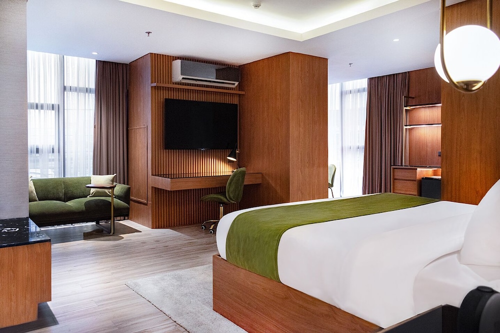 Signature Suite, 1 King Bed, City View photo 1