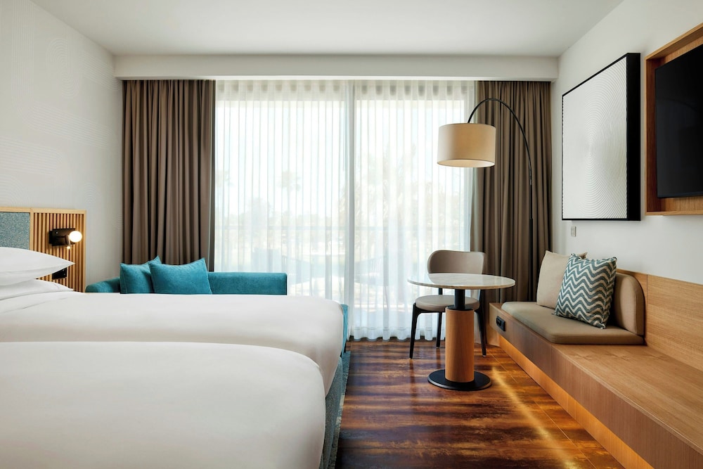Deluxe Room, 2 Twin Beds, Pool View (Balcony) - Photo 4
