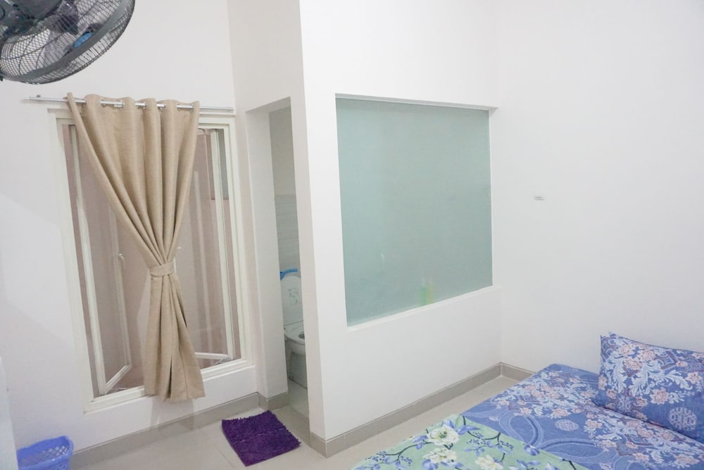 Basic Double Room, 1 Queen Bed, Non Smoking photo 2