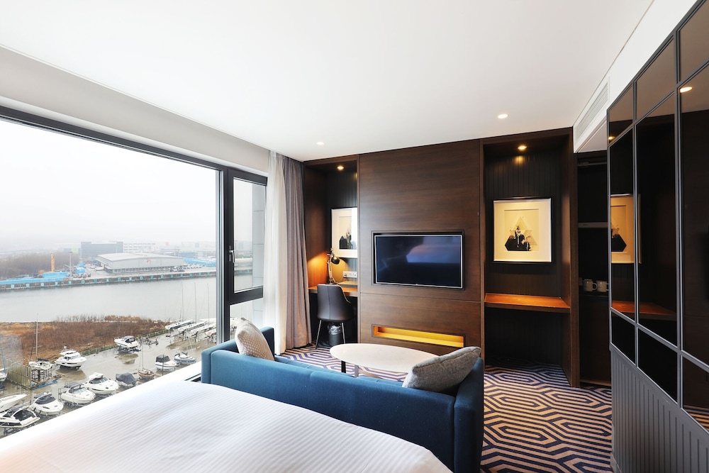 Premier Suite Room (Complimentary Pool Access for 2) - Photo 8