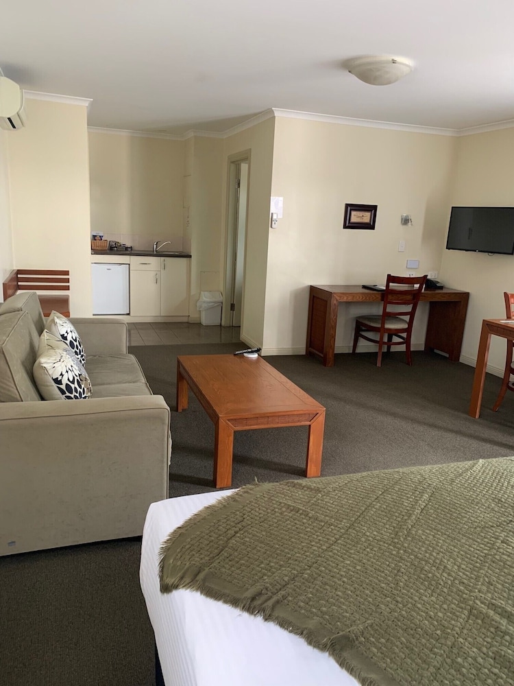 Deluxe Room with Kitchenette photo 3