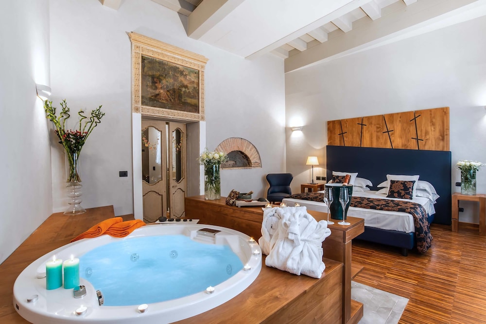 Junior Suite, Jetted Tub