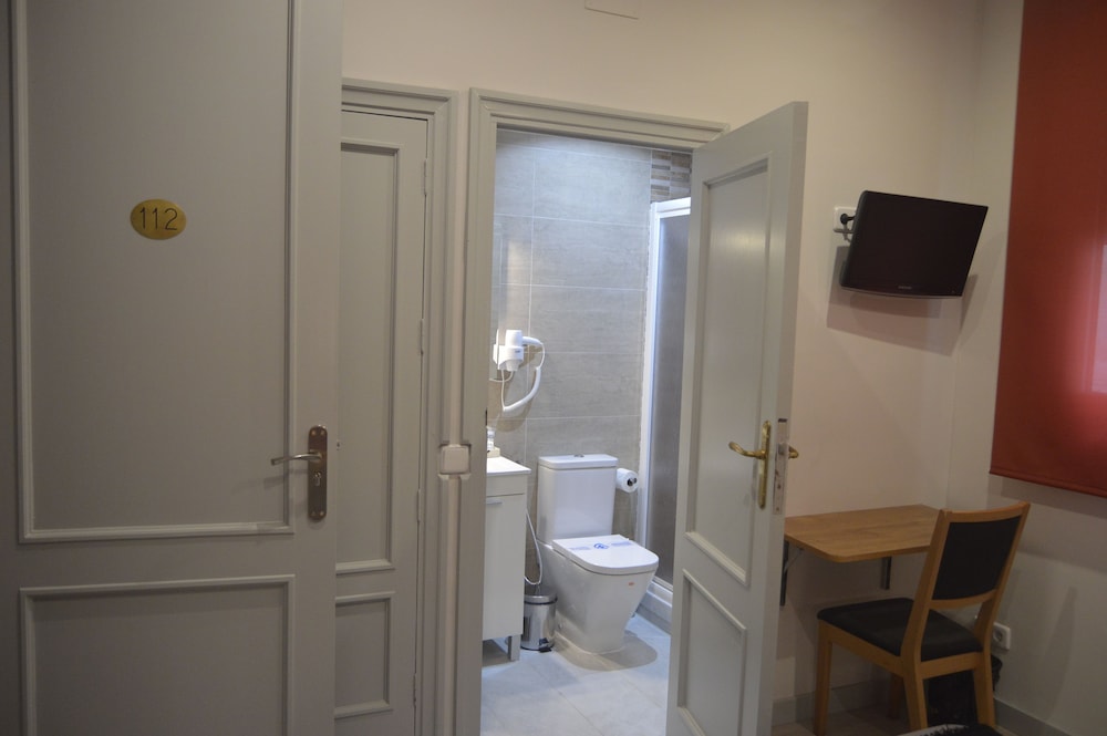 Economy Double or Twin Room photo 3