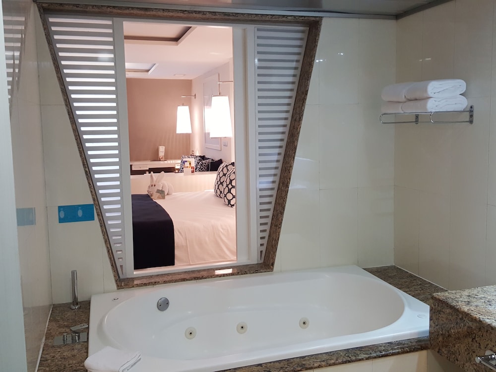 Deluxe Junior Suite - Photo 6