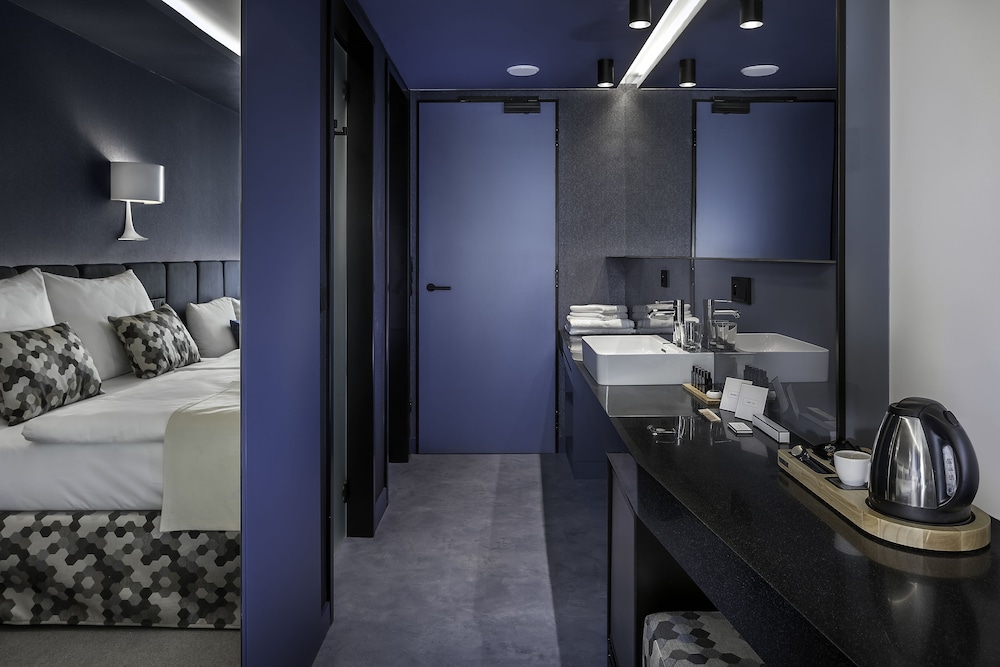 Deluxe Double or Twin Room thumbnail 5