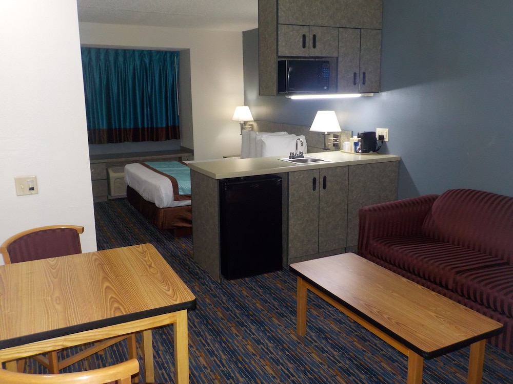 Suite, 1 Queen Bed with Sofa bed, Non Smoking, Refrigerator & Microwave  (Accessible) photo 1