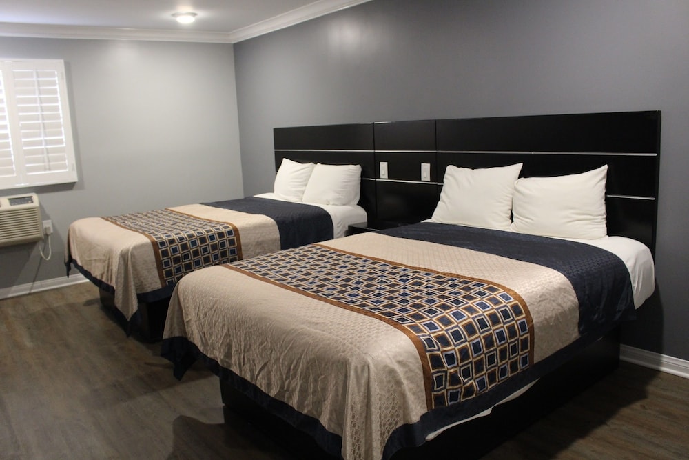 Comfort Room, 2 Queen Beds, Accessible, City View photo 2