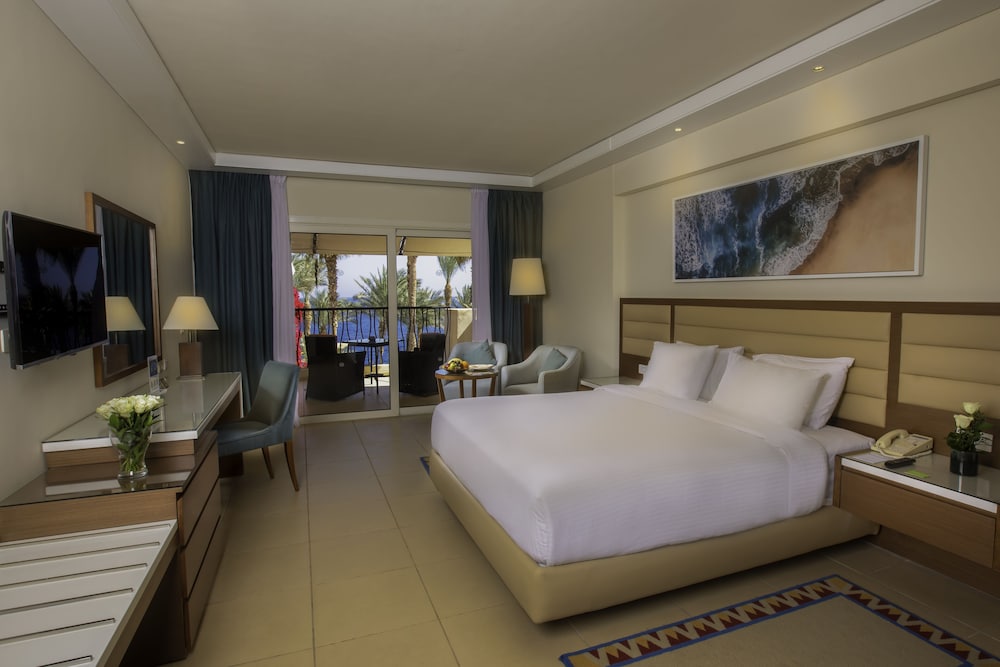 Room, 1 King Bed, Sea View - Photo 1