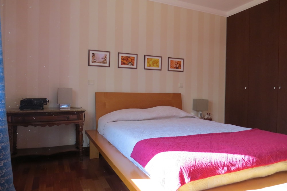 Deluxe Room (with Private Bathroom) photo 3