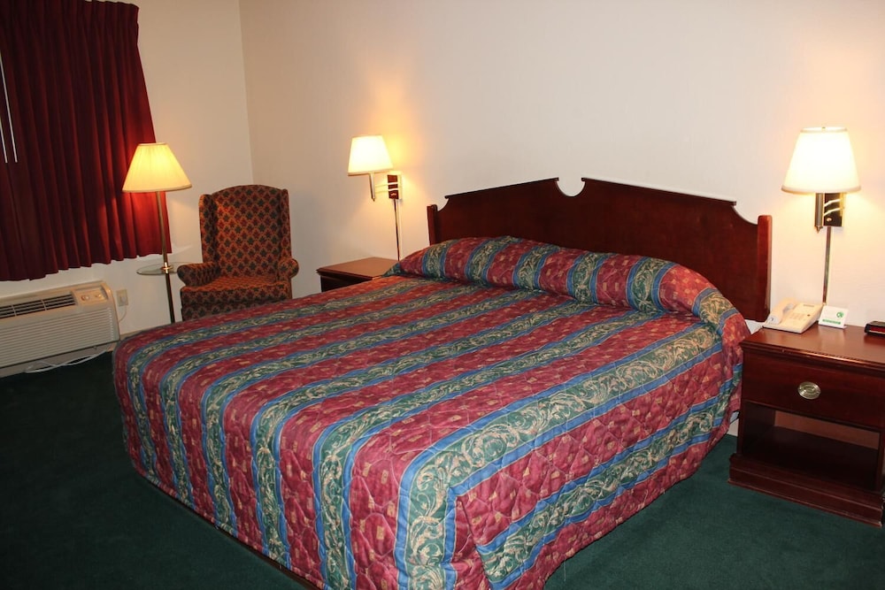 Standard Room, 1 King Bed photo 2