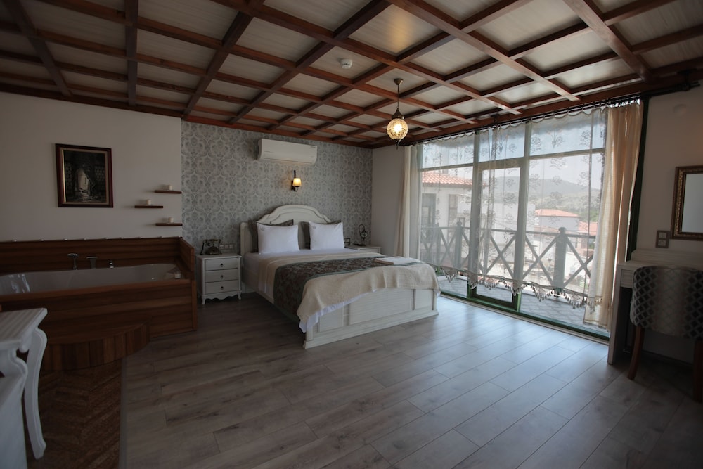 Deluxe Suite, 1 King Bed, Non Smoking photo 3