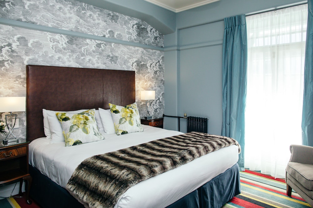 Suite, 1 King Bed, Partial Ocean View photo 2
